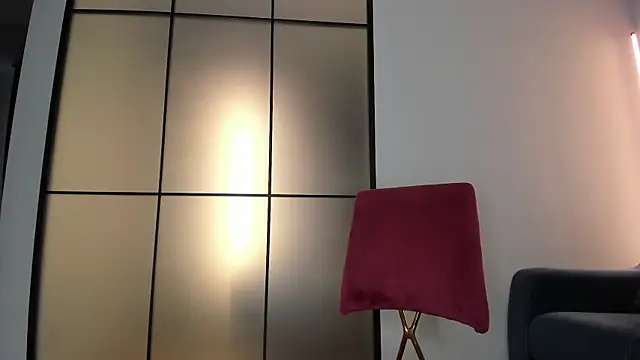 Lunaonekiss online show from 10.13.25