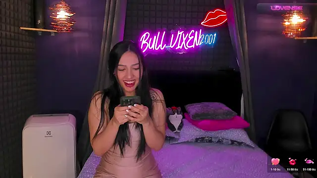 Snapshot of bull_vixen2001 chatting on 10.21.25 bull vixen2001 online show from 10.21.25