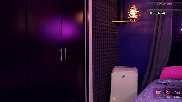 Snapshot of bull_vixen2001 chatting on 02.15.26 bull vixen2001 online show from 02.15.26