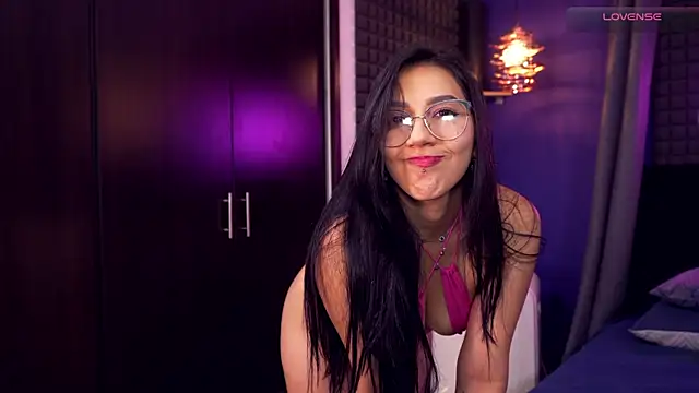 Snapshot of bull_vixen2001 chatting on 04.14.26 bull vixen2001 online show from 04.14.26