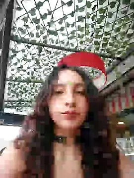 Snapshot of _Laary chatting on 12.19.24  Laary online show from 12.19.24