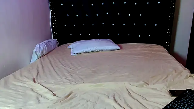 Toomuchbooty33 online show from 09.30.25