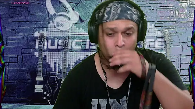 Snapshot of chino_roz chatting on 02.13.25 chino roz online show from 02.13.25