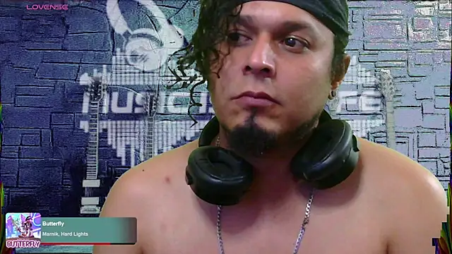 Snapshot of chino_roz chatting on 02.19.25 chino roz online show from 02.19.25