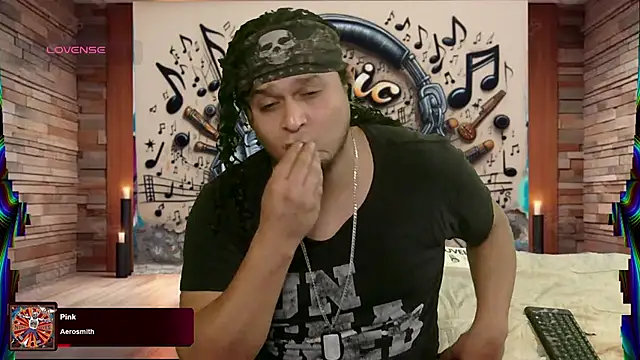 Snapshot of chino_roz chatting on 03.11.25 chino roz online show from 03.11.25