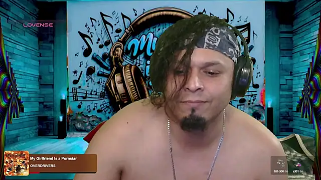 Snapshot of chino_roz chatting on 03.17.25 chino roz online show from 03.17.25