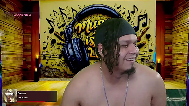 Snapshot of chino_roz chatting on 03.19.25 chino roz online show from 03.19.25