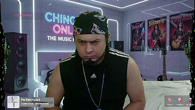 Snapshot of chino_roz chatting on 10.14.25 chino roz online show from 10.14.25