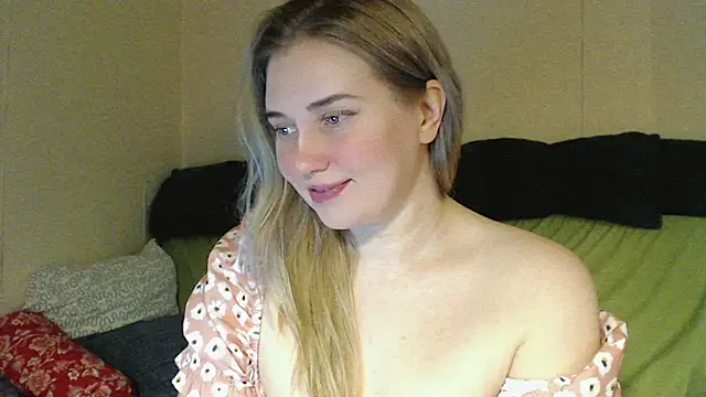 Snapshot of mmmPinUpGirl chatting on 02.04.26 mmmPinUpGirl online show from 02.04.26