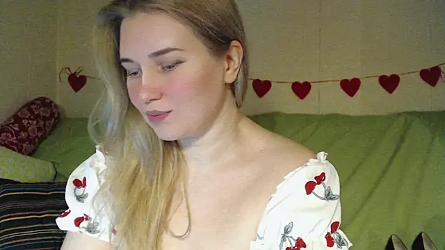 Snapshot of mmmPinUpGirl chatting on 02.15.26 mmmPinUpGirl online show from 02.15.26