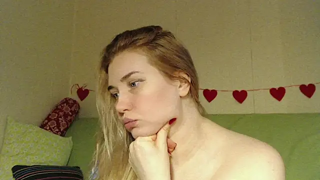 Snapshot of mmmPinUpGirl chatting on 02.19.26 mmmPinUpGirl online show from 02.19.26