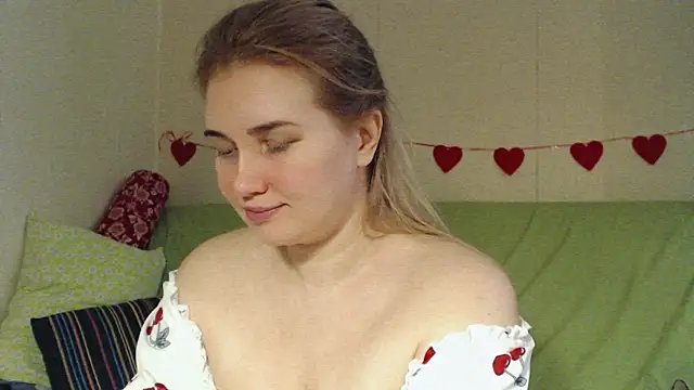 Snapshot of mmmPinUpGirl chatting on 02.20.26 mmmPinUpGirl online show from 02.20.26