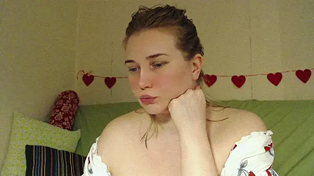 Snapshot of mmmPinUpGirl chatting on 02.28.26 mmmPinUpGirl online show from 02.28.26