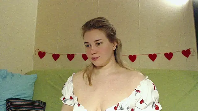 Snapshot of mmmPinUpGirl chatting on 04.22.26 mmmPinUpGirl online show from 04.22.26