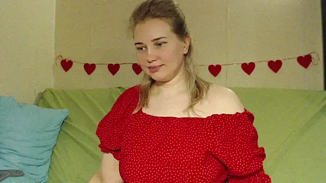 Snapshot of mmmPinUpGirl chatting on 04.25.26 mmmPinUpGirl online show from 04.25.26