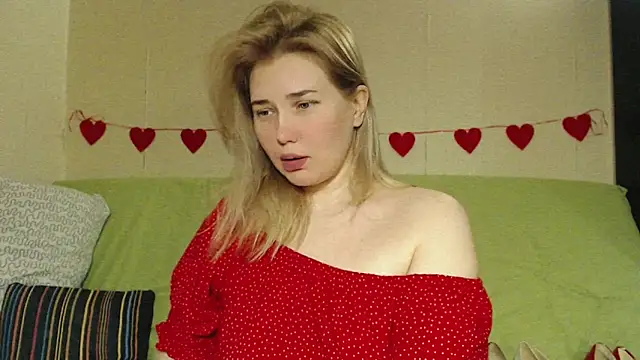 Snapshot of mmmPinUpGirl chatting on 04.28.26 mmmPinUpGirl online show from 04.28.26