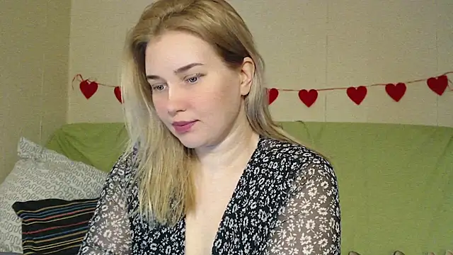 Snapshot of mmmPinUpGirl chatting on 04.30.26 mmmPinUpGirl online show from 04.30.26