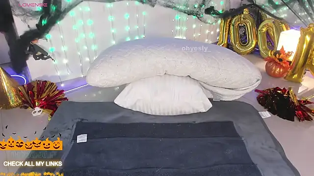 Snapshot of ohyesly_ chatting on 10.31.25 ohyesly online show from 10.31.25