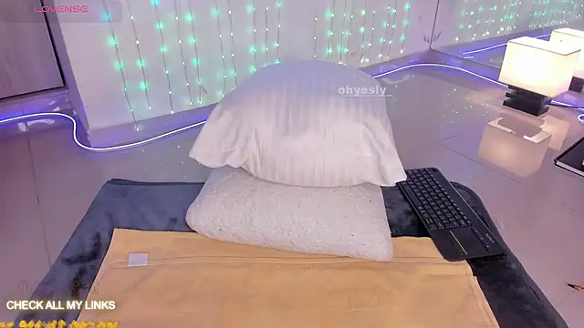 Snapshot of ohyesly_ chatting on 11.06.25 ohyesly online show from 11.06.25