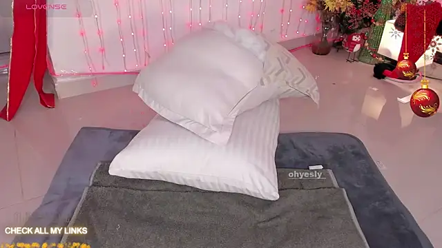 Snapshot of ohyesly_ chatting on 12.19.25 ohyesly online show from 12.19.25