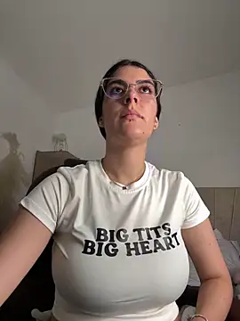 Snapshot of _Niah_ chatting on 02.08.25 Niah online show from 02.08.25