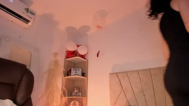 Snapshot of _Niah_ chatting on 02.19.25 Niah online show from 02.19.25