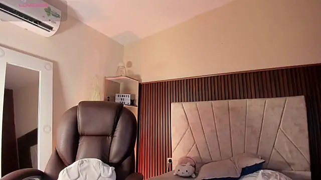 Snapshot of _Niah_ chatting on 09.15.25 Niah online show from 09.15.25