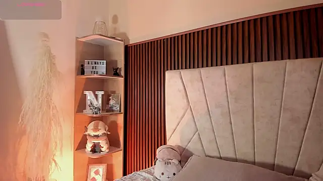 Snapshot of _Niah_ chatting on 10.16.25 Niah online show from 10.16.25