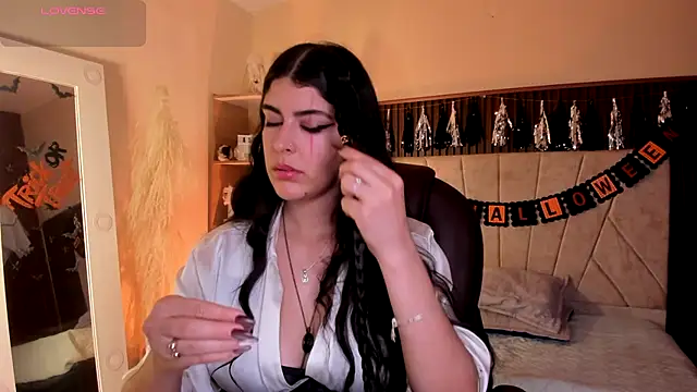 Snapshot of _Niah_ chatting on 10.28.25 Niah online show from 10.28.25