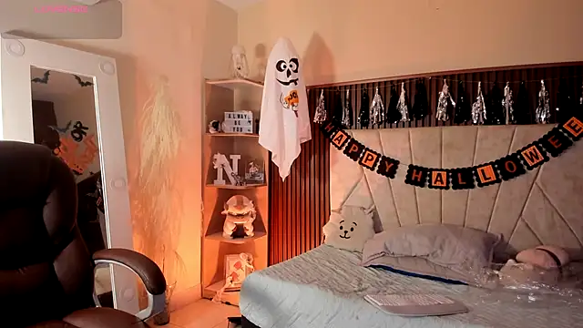 Snapshot of _Niah_ chatting on 10.31.25 Niah online show from 10.31.25