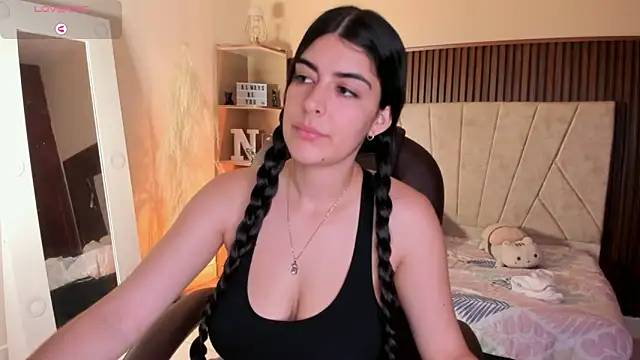 Snapshot of _Niah_ chatting on 11.20.25 Niah online show from 11.20.25