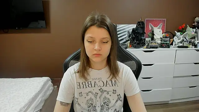 Snapshot of SoniNesti chatting on 06.17.26 SoniNesti online show from 06.17.26
