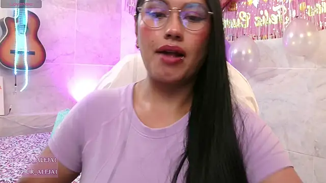 Snapshot of LauraRuiz1 chatting on 06.15.26 LauraRuiz1 online show from 06.15.26