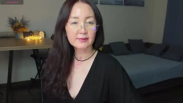 Snapshot of AvroraSakura chatting on 12.27.24 AvroraSakura online show from 12.27.24