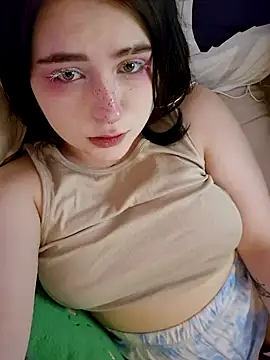 Snapshot of Yammy_Yumi chatting on 01.12.25 Yammy Yumi online show from 01.12.25