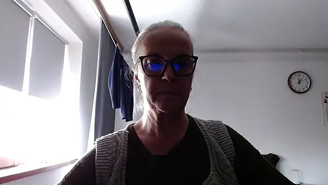 Snapshot of ina_tits chatting on 11.25.25 ina tits online show from 11.25.25