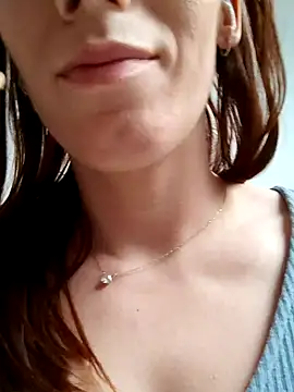 Snapshot of clara-francaise chatting on 02.17.25 clara-francaise online show from 02.17.25