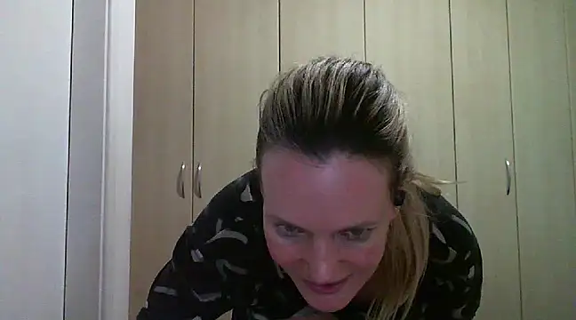 Snapshot of Annylove1 chatting on 02.14.25 Annylove1 online show from 02.14.25