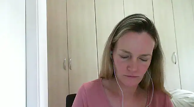Snapshot of Annylove1 chatting on 02.14.25 Annylove1 online show from 02.14.25