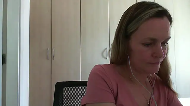 Snapshot of Annylove1 chatting on 02.26.25 Annylove1 online show from 02.26.25