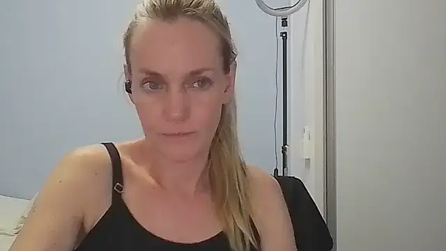 Snapshot of Annylove1 chatting on 02.18.26 Annylove1 online show from 02.18.26