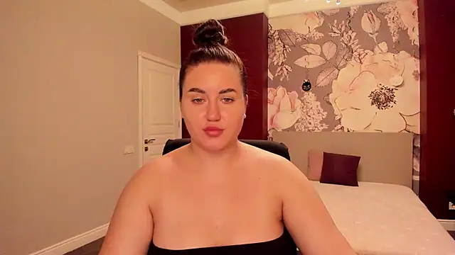 Roxie Bradley online show from 10.08.25