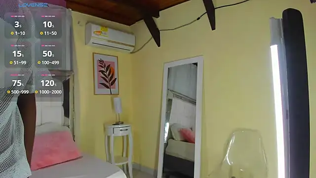 Snapshot of AlmaSean chatting on 02.02.25 AlmaSean online show from 02.02.25