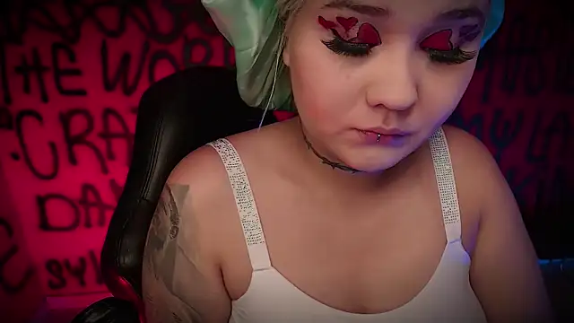 Laura takint online show from 02.14.25