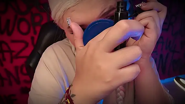 Laura takint online show from 02.15.25