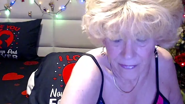 Snapshot of HappyWomanOn chatting on 06.12.26 HappyWomanOn online show from 06.12.26