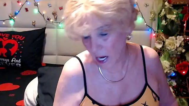 Snapshot of HappyWomanOn chatting on 06.17.26 HappyWomanOn online show from 06.17.26