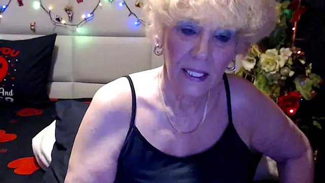Snapshot of HappyWomanOn chatting on 06.18.26 HappyWomanOn online show from 06.18.26
