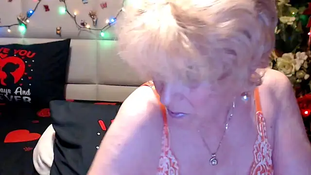 Snapshot of HappyWomanOn chatting on 06.20.26 HappyWomanOn online show from 06.20.26