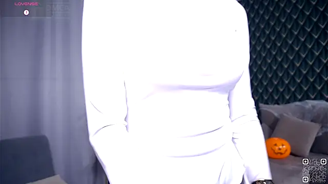 Snapshot of AmmyScotch chatting on 10.30.25 AmmyScotch online show from 10.30.25